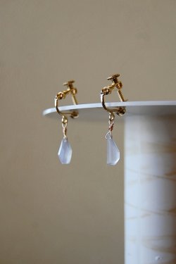 画像1: herbário【天然石・希少】ロイヤルブルームーンストーンのイヤリング【ピアスに変更可能】